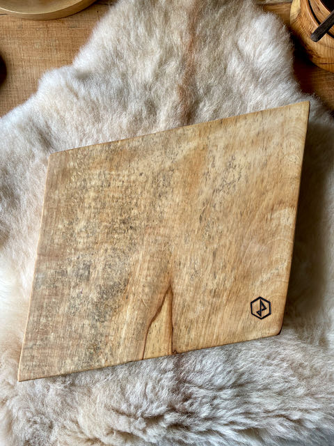 Chopping board in fired wild chestnut