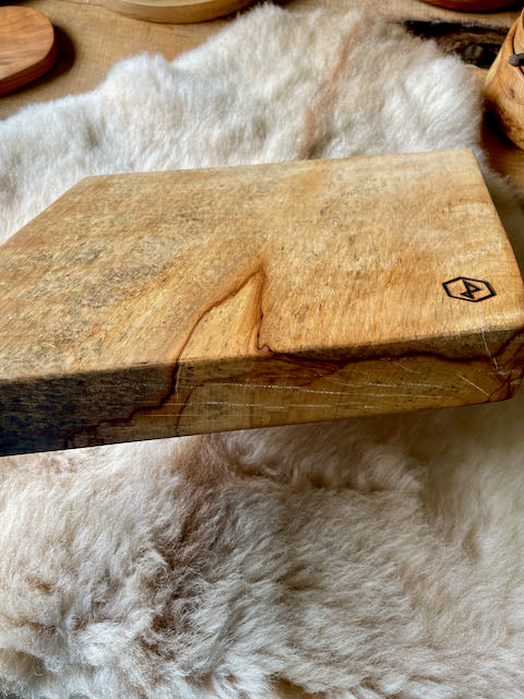 Chopping board in fired wild chestnut