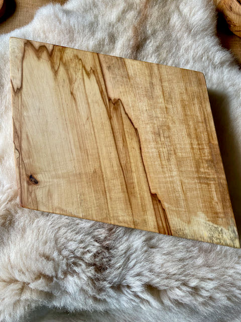 Chopping board in fired wild chestnut
