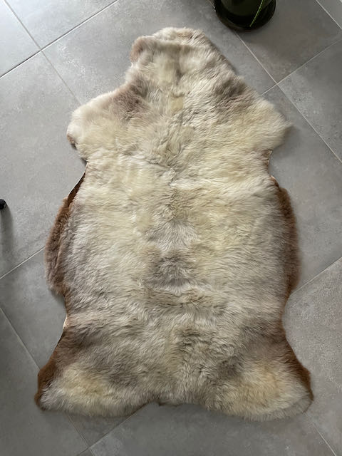 Beige/ creme/ lichtbruin XL schapenvacht