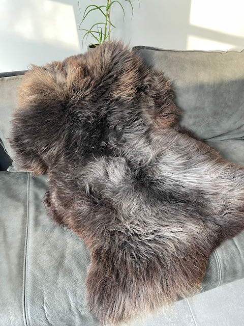 Large bruin met grijs schapenvacht
