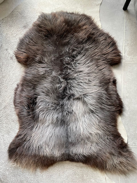 Large bruin met grijs schapenvacht