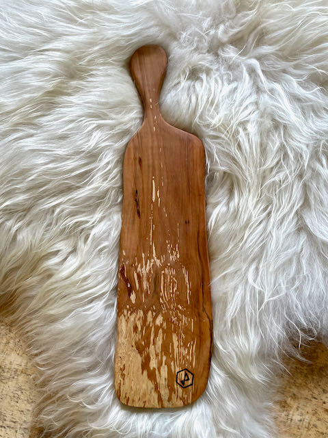 Tapasplank in gevuurde kerselaar