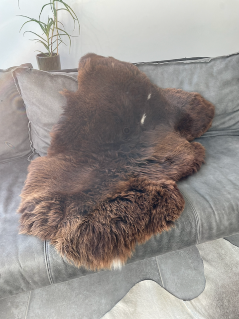 Large bruin met wat witte vlekjes schapenvacht