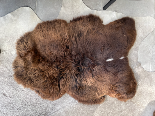 Large bruin met wat witte vlekjes schapenvacht