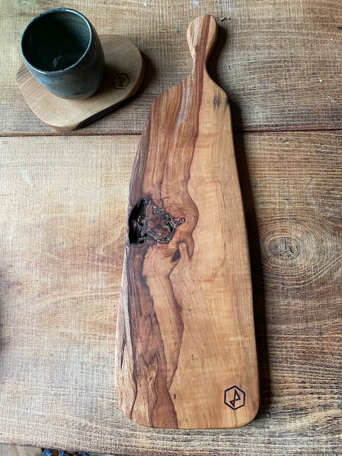 Planche de service en bois de cerisier cuit