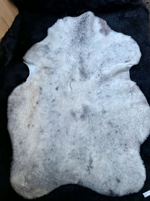 Creme/ grijs geschoren Engels schapenvacht met grijze vlekjes - Petit Patsy